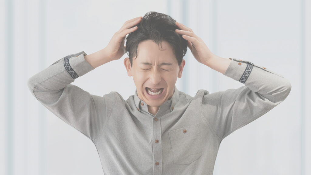 失敗して頭をかかえる人