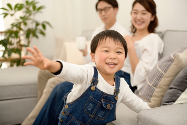 家の中で走り回る子供