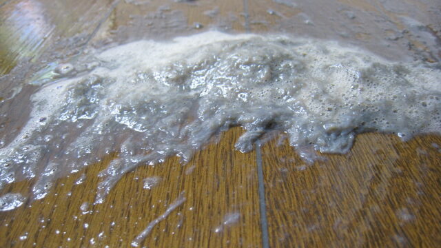溶解して剥がれてきたワックス塗膜