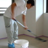 床清掃中の職人