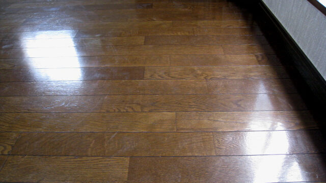 ワックスが重ねられた床