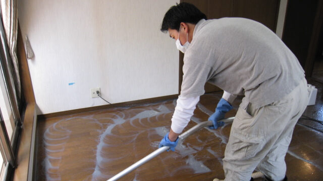 ウェットバキュームを使用する職人