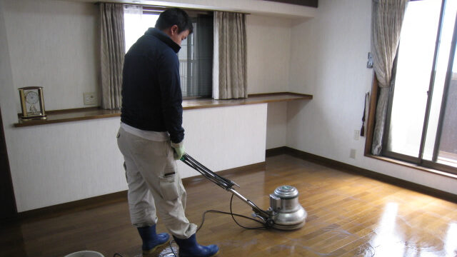 ウェットバキュームを使用する職人