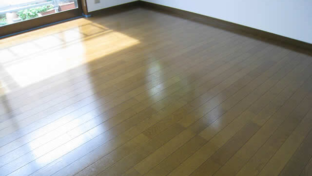 剥離後にフロアコーティングした床