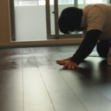 丁寧に汚れ落としする職人