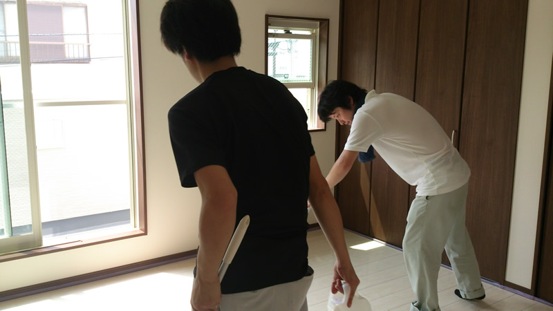 フロアコーティング施工する職人