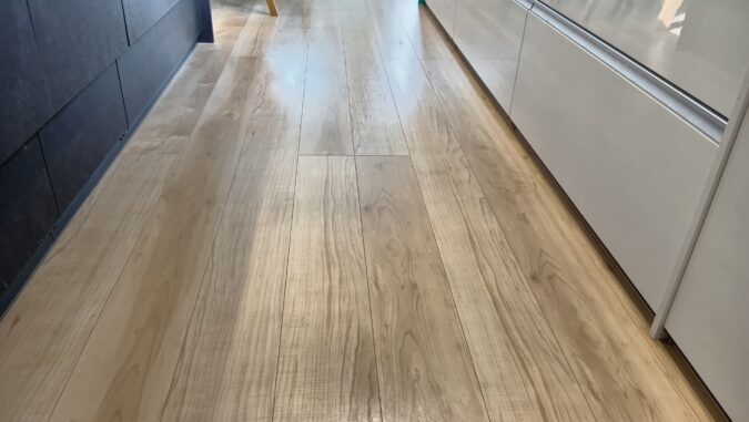 キッチンのフロアシールEPX施工後の艶感