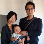 幼い子供を抱く夫婦