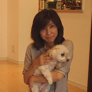 犬を抱えている人