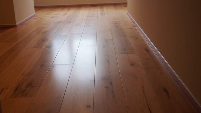 落ち着いた艶感の廊下