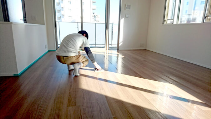 ガラスコーティング塗布作業をする職人