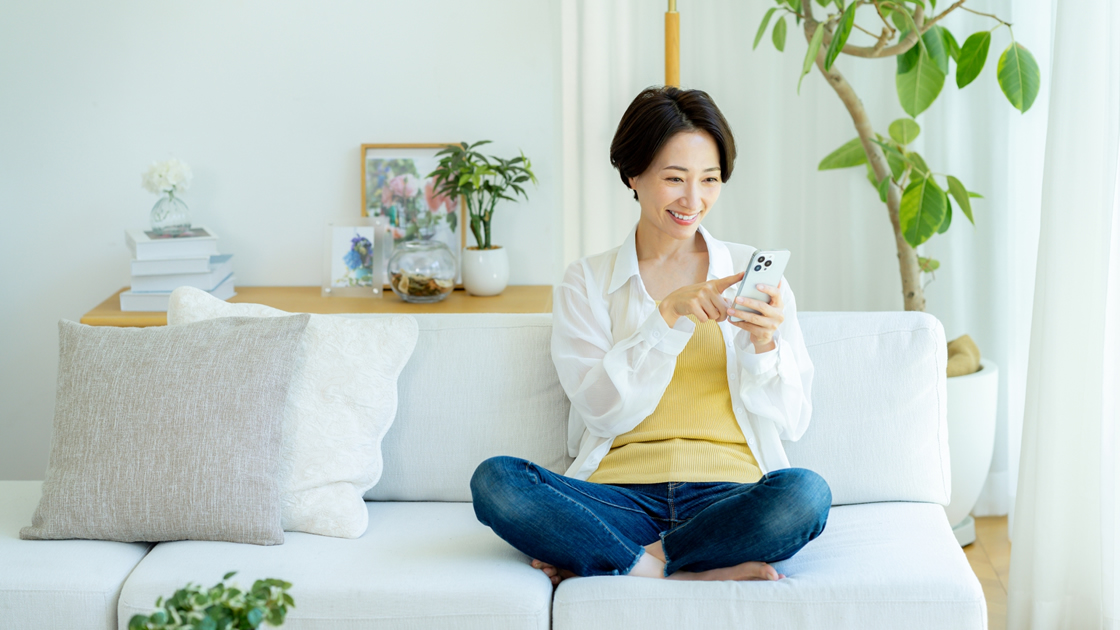 スマホを操作する人