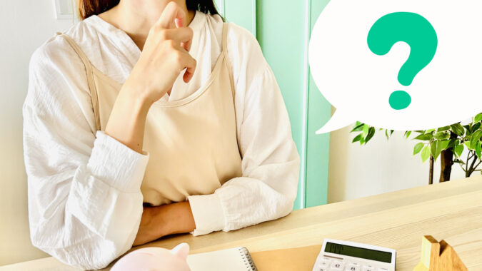 計算機の前で思案する人