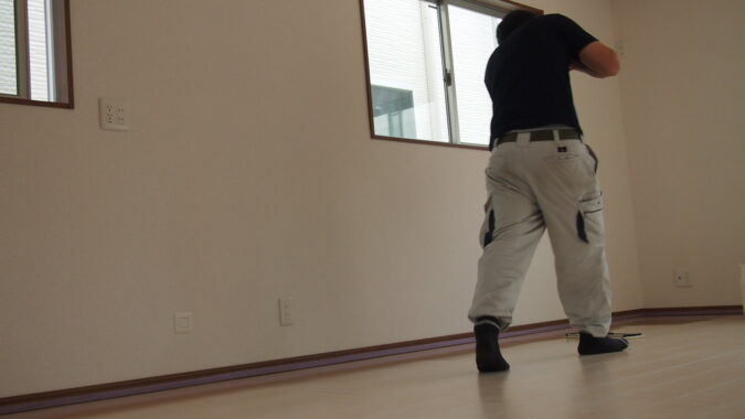 コーティング塗布中の職人