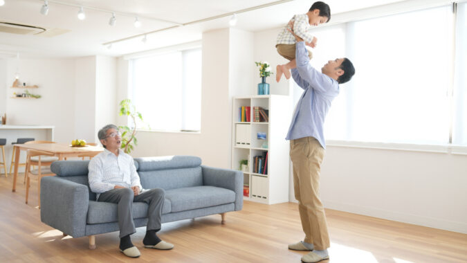 新築のコーティングしたリビングで遊ぶ親子